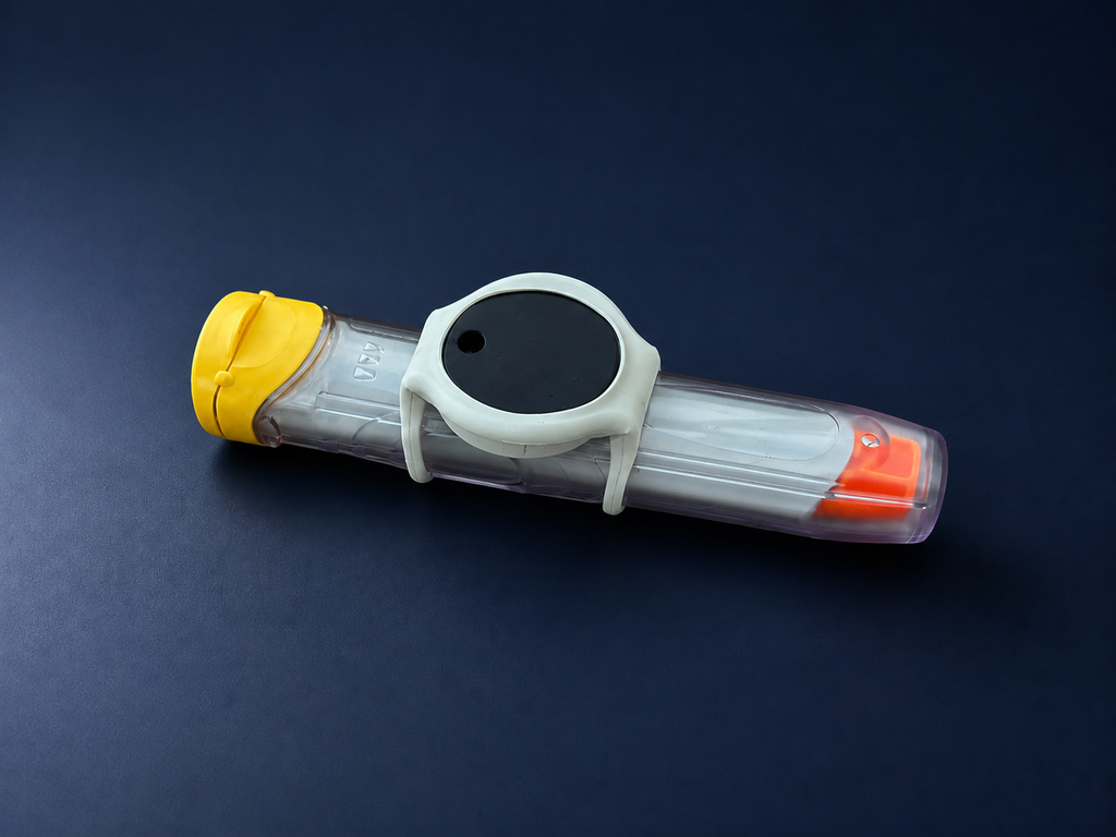 EpiGuard Chip White. Tracking adapter for EpiPen cases (Chipolo)